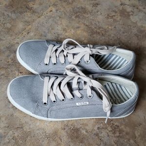 Excellent ladies taos star sneakers grey 8.5